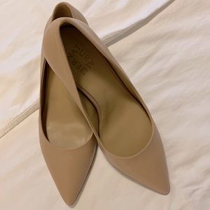 Very gently worn Naturalizer nude pumps 8W